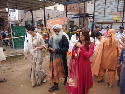 Sadhguru Jaggi Vasudev with kangana ranaut juhi chawla in varanasi
