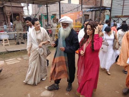 Sadhguru Jaggi Vasudev with kangana ranaut juhi chawla in varanasi