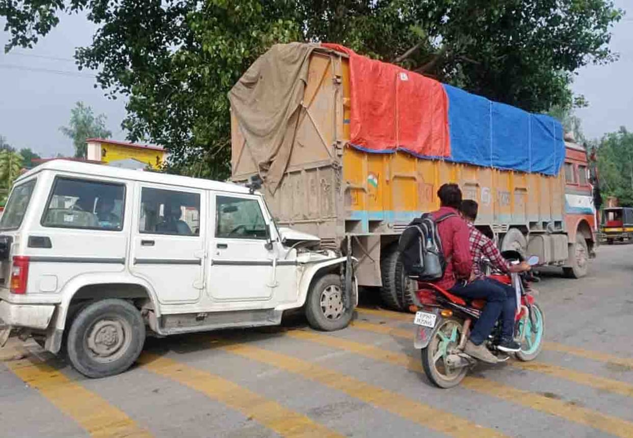 road accident in banda, arto injured and constable died