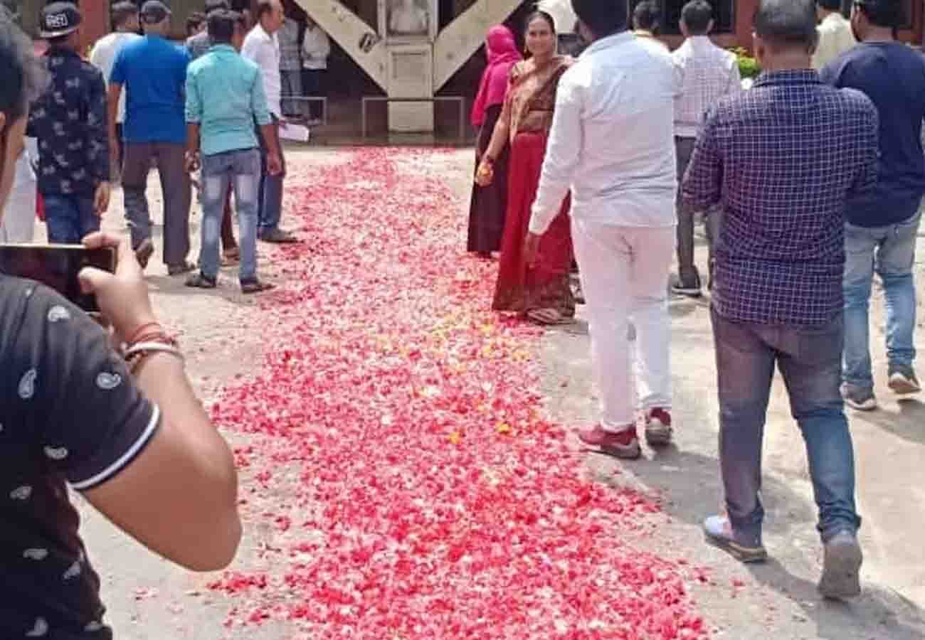 public spread flowers on the way of officers in nagar nigam kanpur