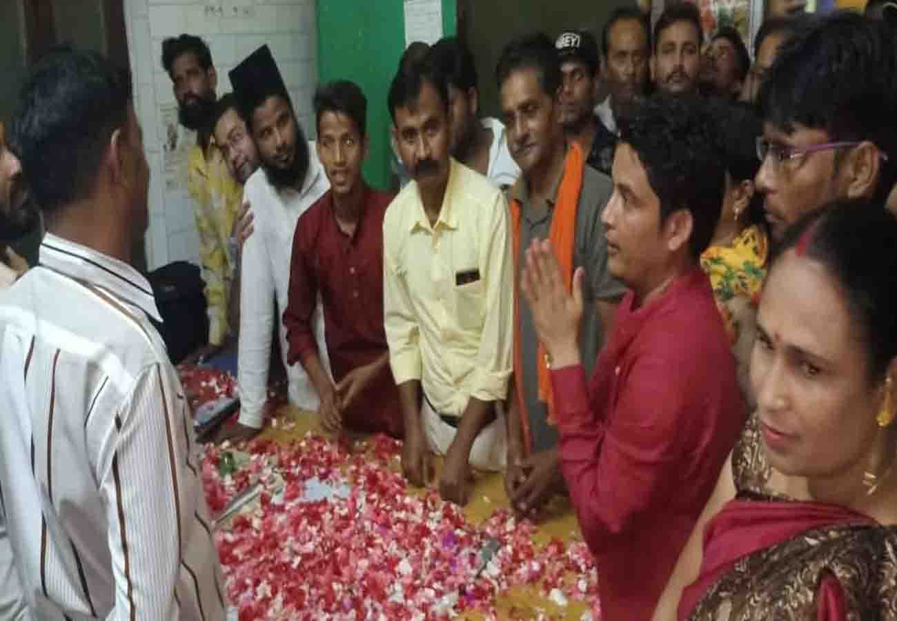 public spread flowers on the way of officers in nagar nigam kanpur