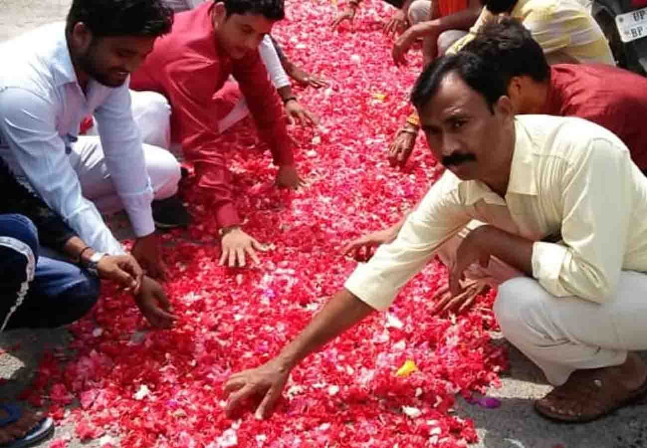 public spread flowers on the way of officers in nagar nigam kanpur