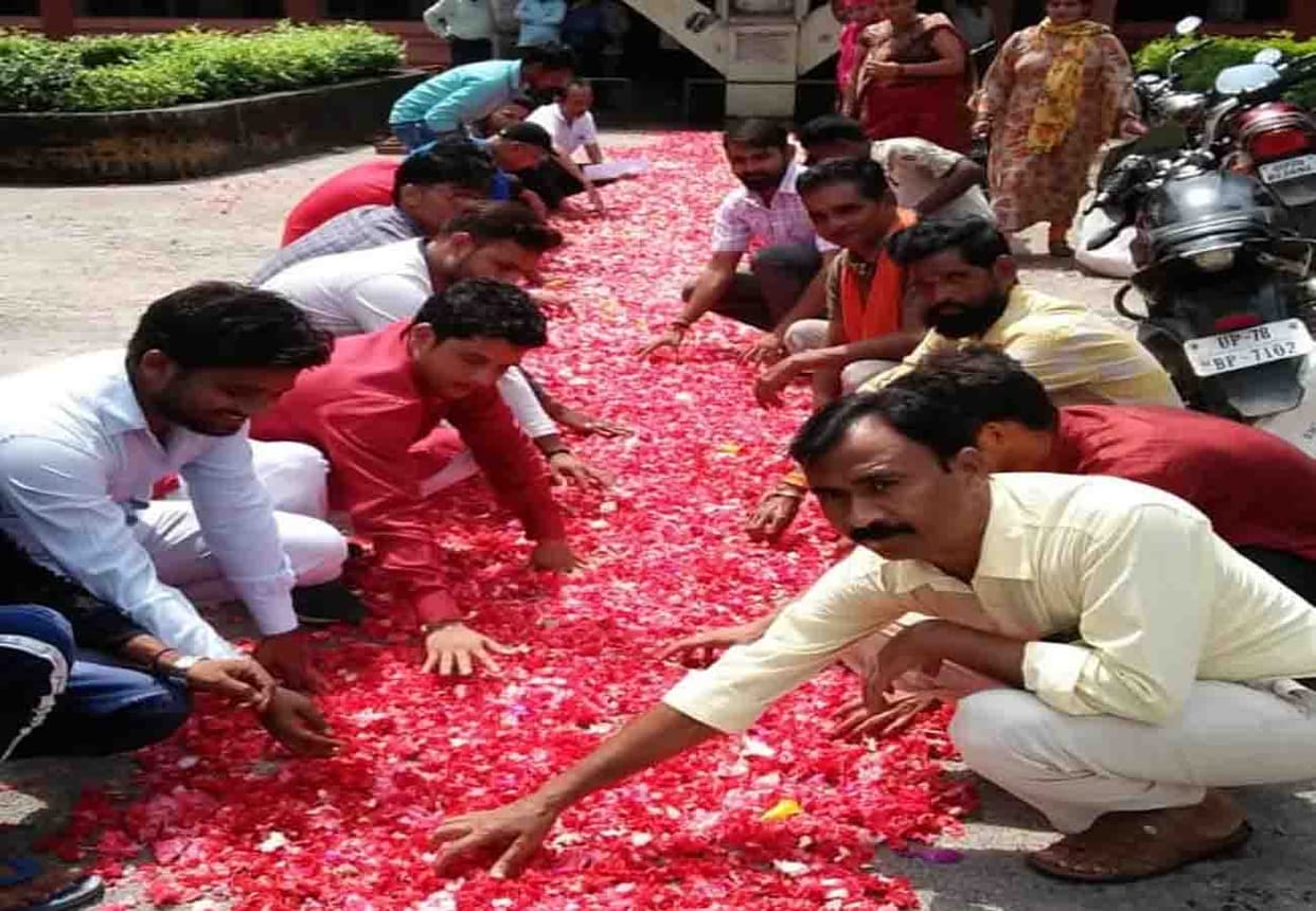 public spread flowers on the way of officers in nagar nigam kanpur
