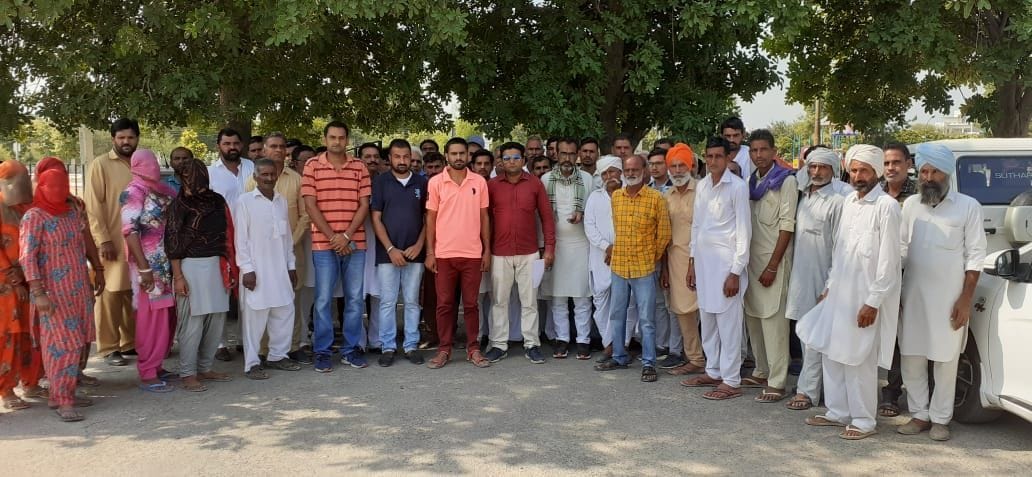 villagers arrives to sp office to arrest youth accused of murder