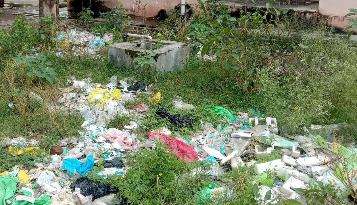 biomedical waste leaving in open