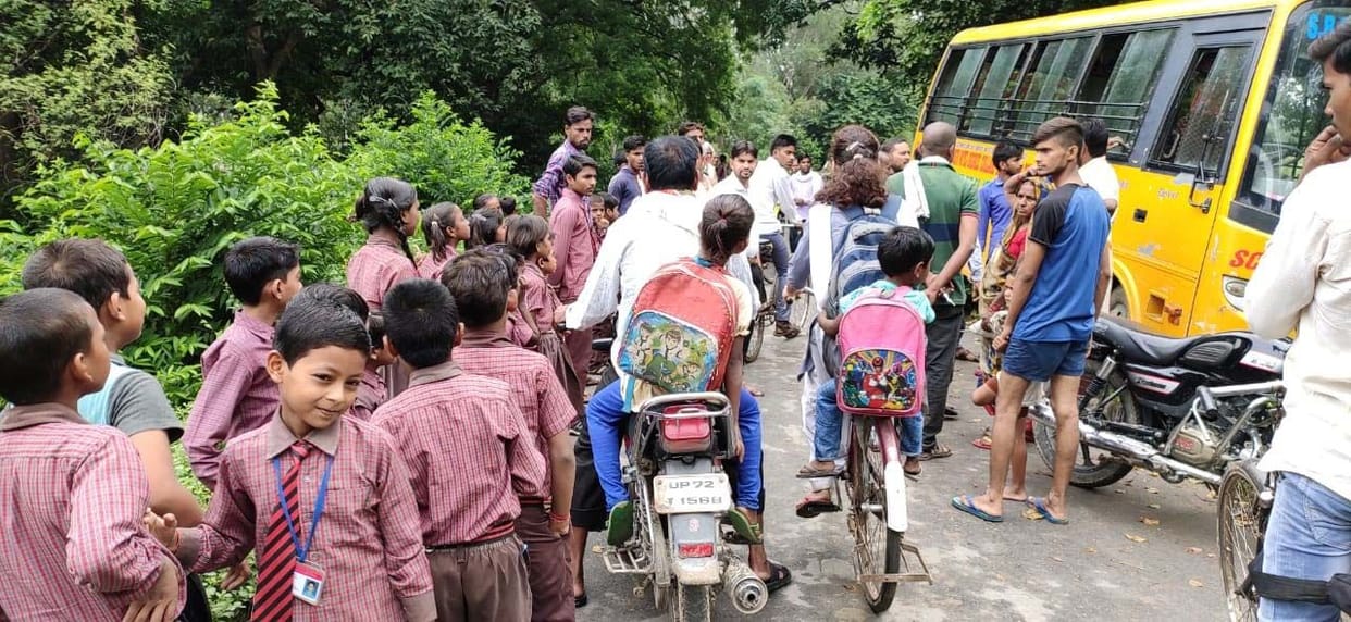 Bus filled with children in the ditch, parents created ruckus