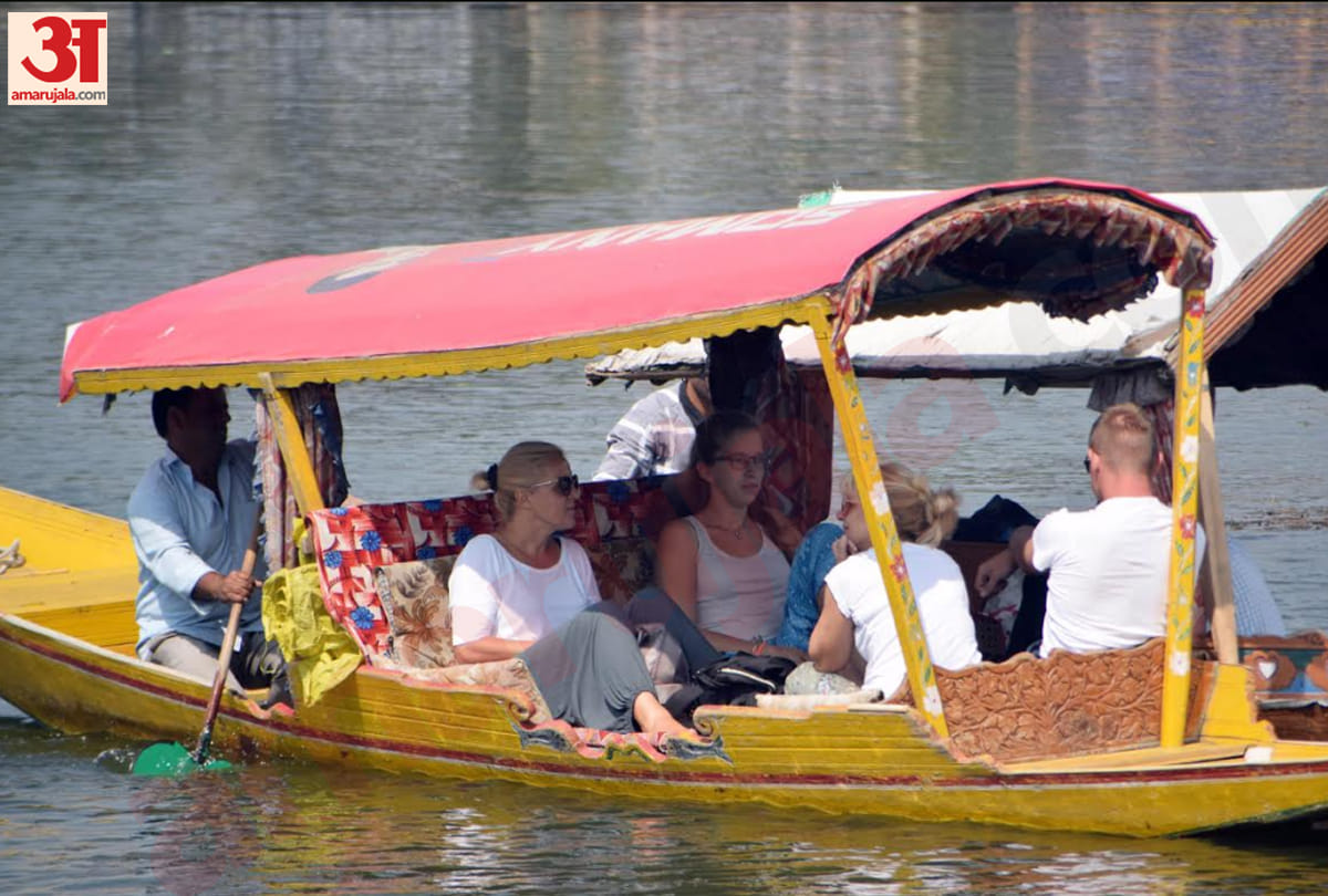 foreign tourist taking ride in dal lake srinagar after article 370 revoked, photos of kashmir valley