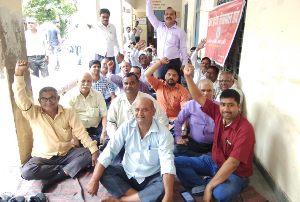 lekhpals on strike in tehsils,shows protest wearing black band in amethi