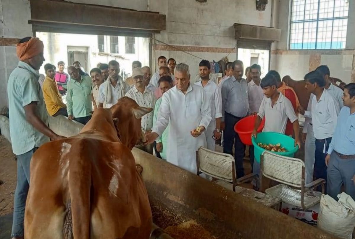 minister laxmi narayan chaudhary visits in chak gajaria farm of barabanki