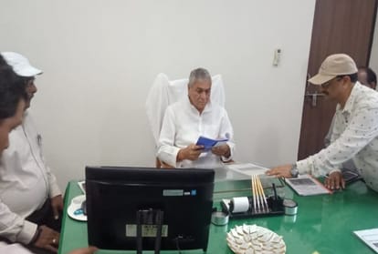 minister laxmi narayan chaudhary visits in chak gajaria farm of barabanki
