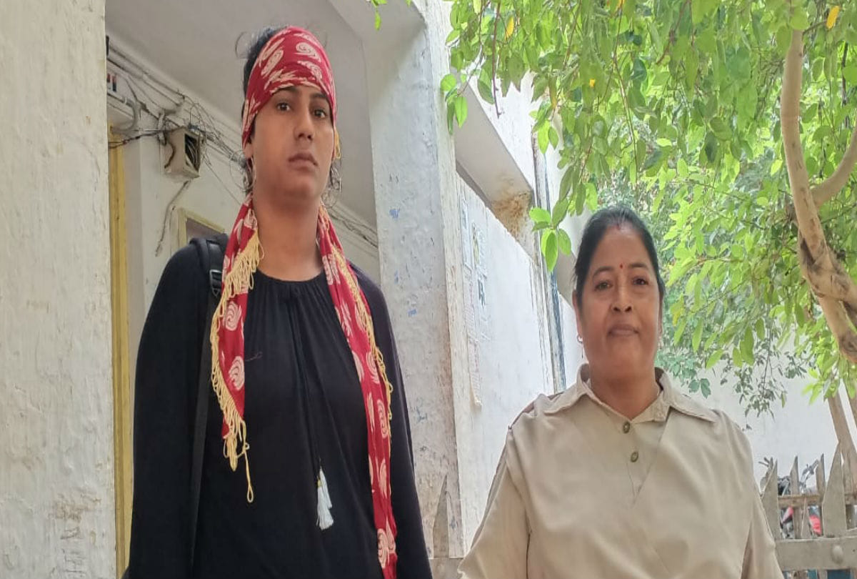 Retired CO Caught Woman Thief in Train Who Stolen Bag Crime news