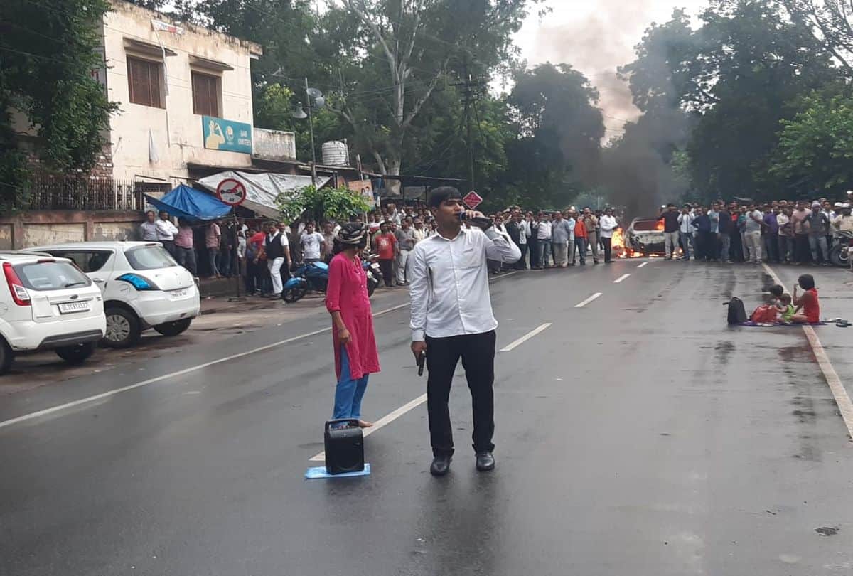 Young Man and His Girlfriend Burnt Car And Gun Firing Indise Story Mathura