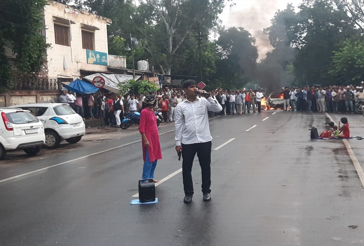 high profile drama at district headquarter mathura Youngman Fired in  Car