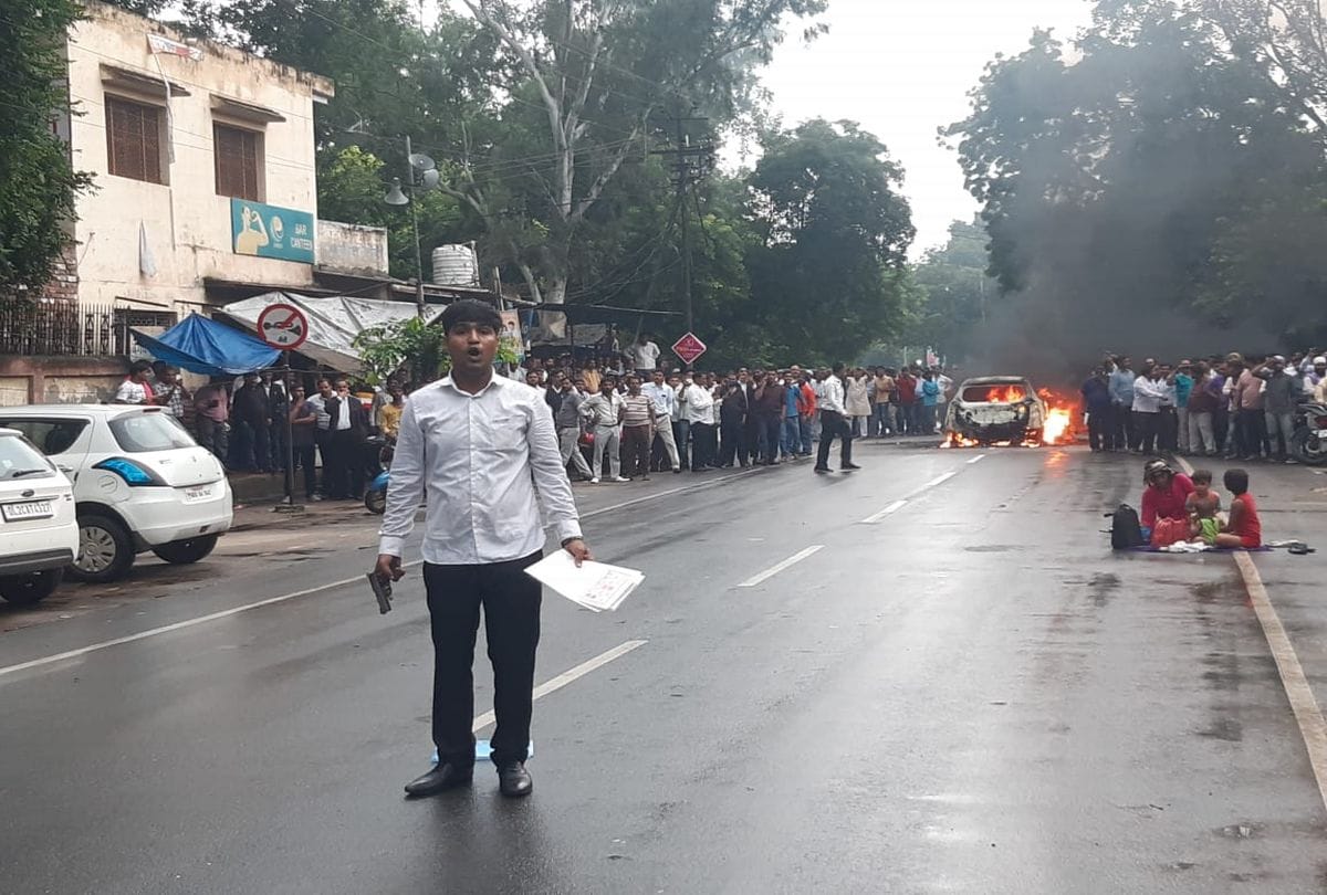 high profile drama at district headquarter mathura Youngman Fired in  Car