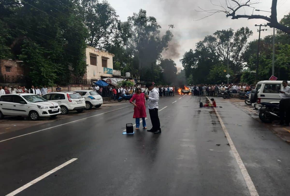 Young Man and His Girlfriend Burnt Car And Gun Firing Indise Story Mathura