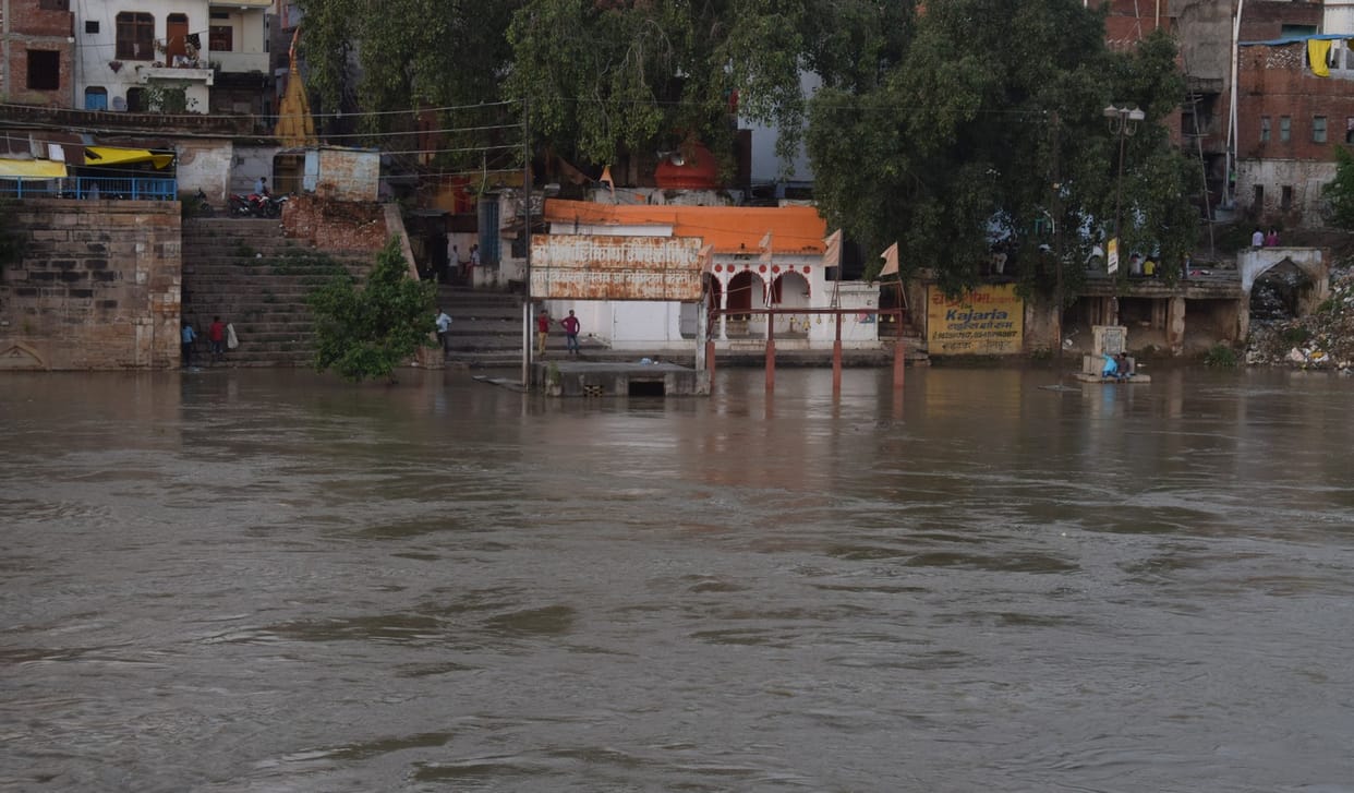Gomti rises two feet after three days, people in coastal areas worried