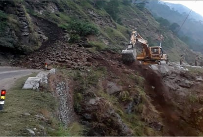 Rishikesh-Gangotri Highway: भारी बारिश से बगड़धार में भूस्खलन, मलबा और बोल्डर गिरने से हाईवे बंद Rishikesh Gangotri Highway closed due to landslide in Bagddhar due to heavy rains