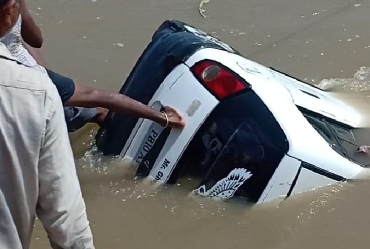 Car Fell into Canal, Six People Died including Three Childrens