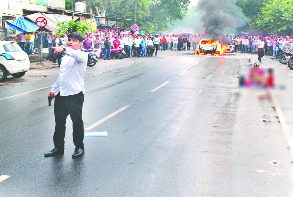 Young Man and His Girlfriend Burnt Car And Gun Firing Indise Story Mathura
