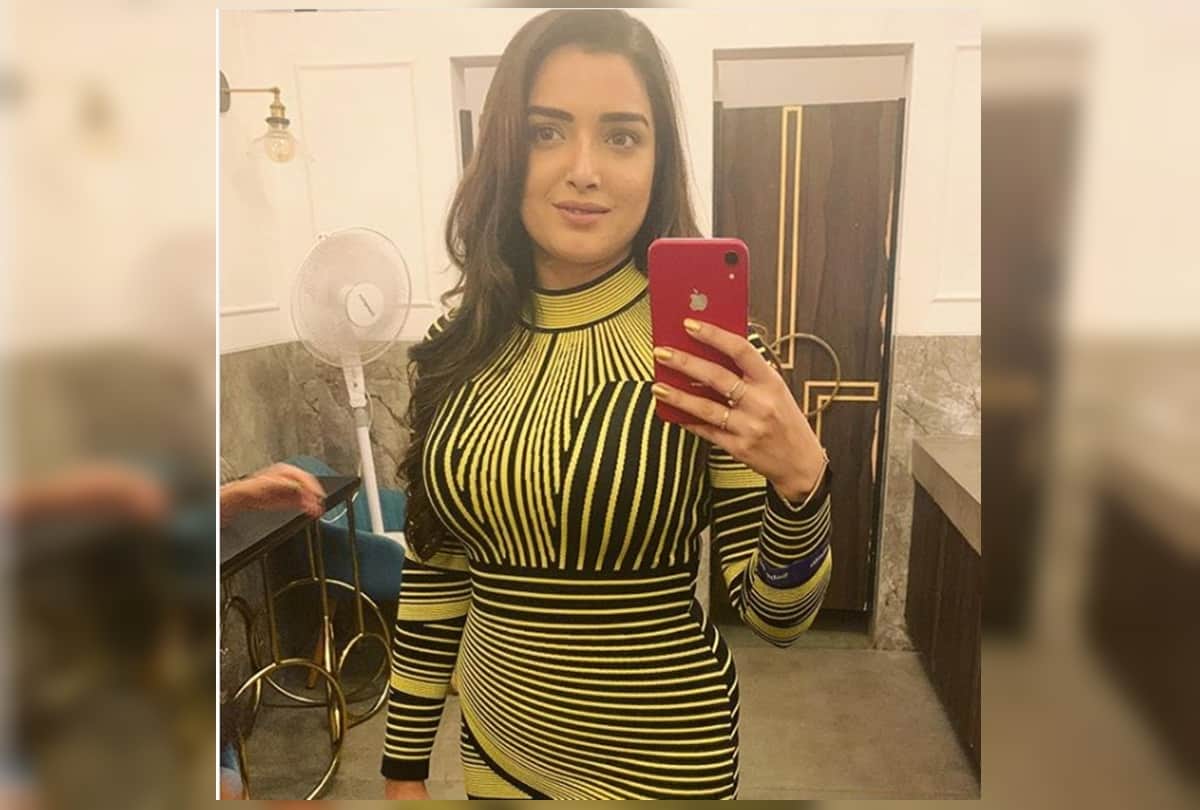 Amrapali Dubey Shared Her BathRoom Selfie On Instagram gets Trolled