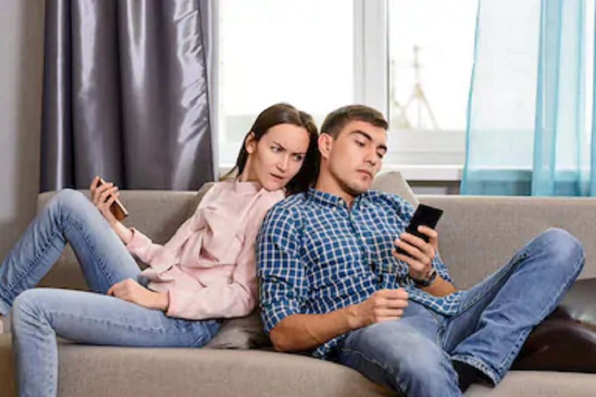 these zodiac signs women spy her partner
