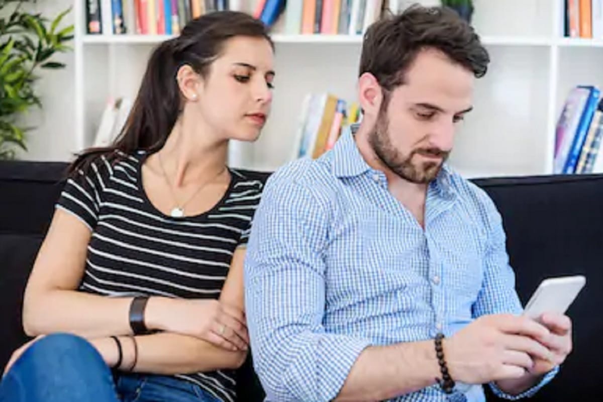 these zodiac signs women spy her partner