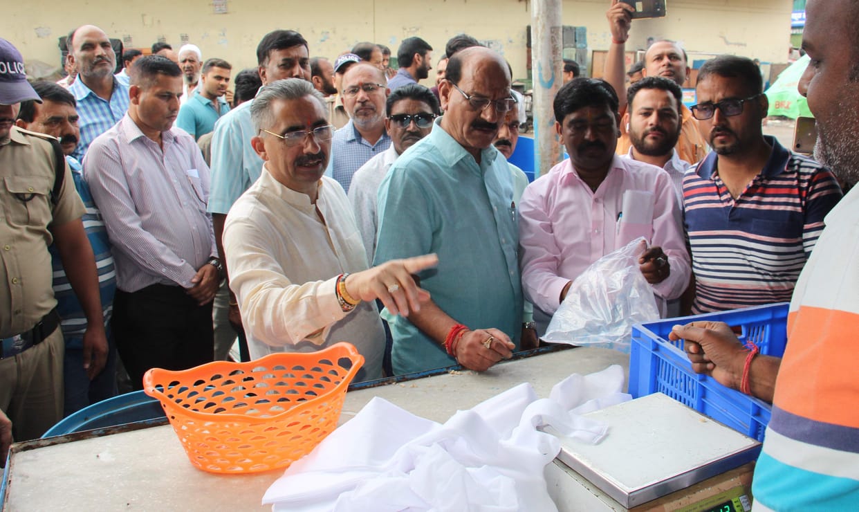 Agriculture Minister uprooted after bursting outside shops in Mandi