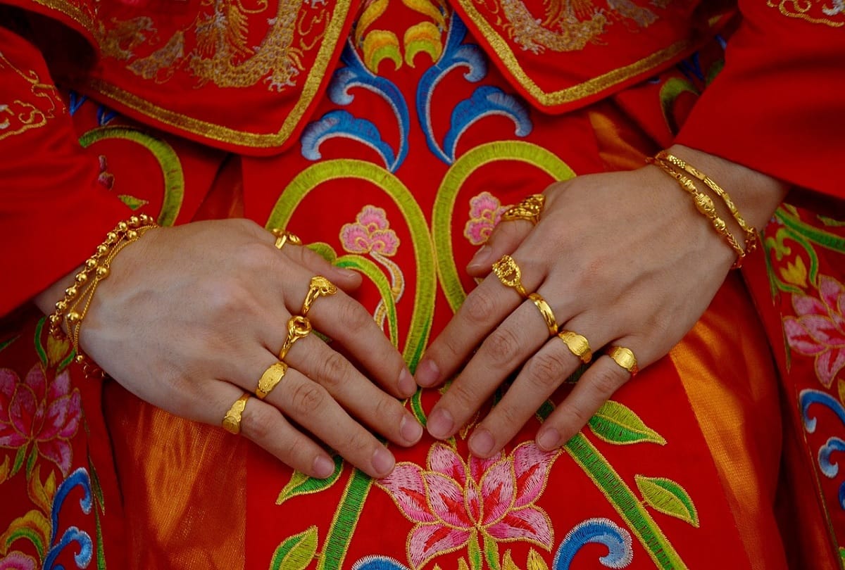 11 Chinese relatives married and divorced each other 23 times for home scheme