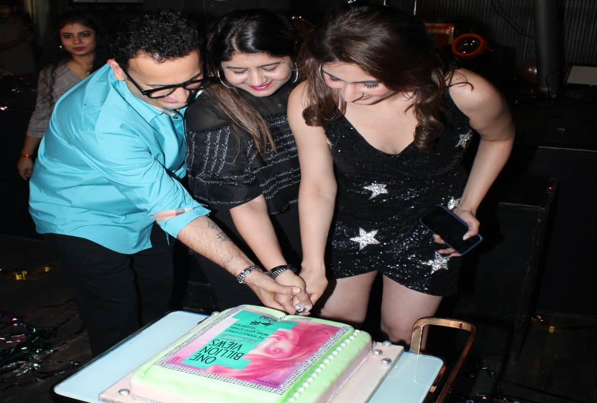 Dhvani Bhanushali celebrated of two song one billion views on youtube