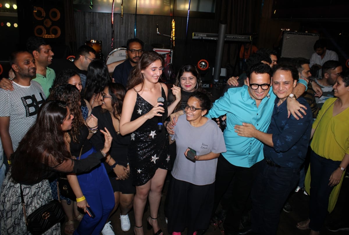 Dhvani Bhanushali celebrated of two song one billion views on youtube