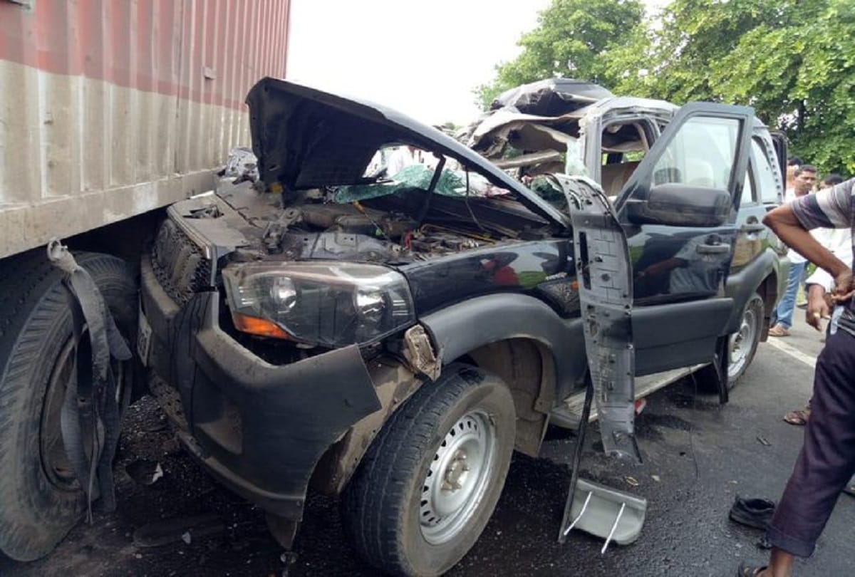 Maharashtra vehicle to security convoy ofHansraj Ahir met with an accident on Chandrapur Nagpur Road