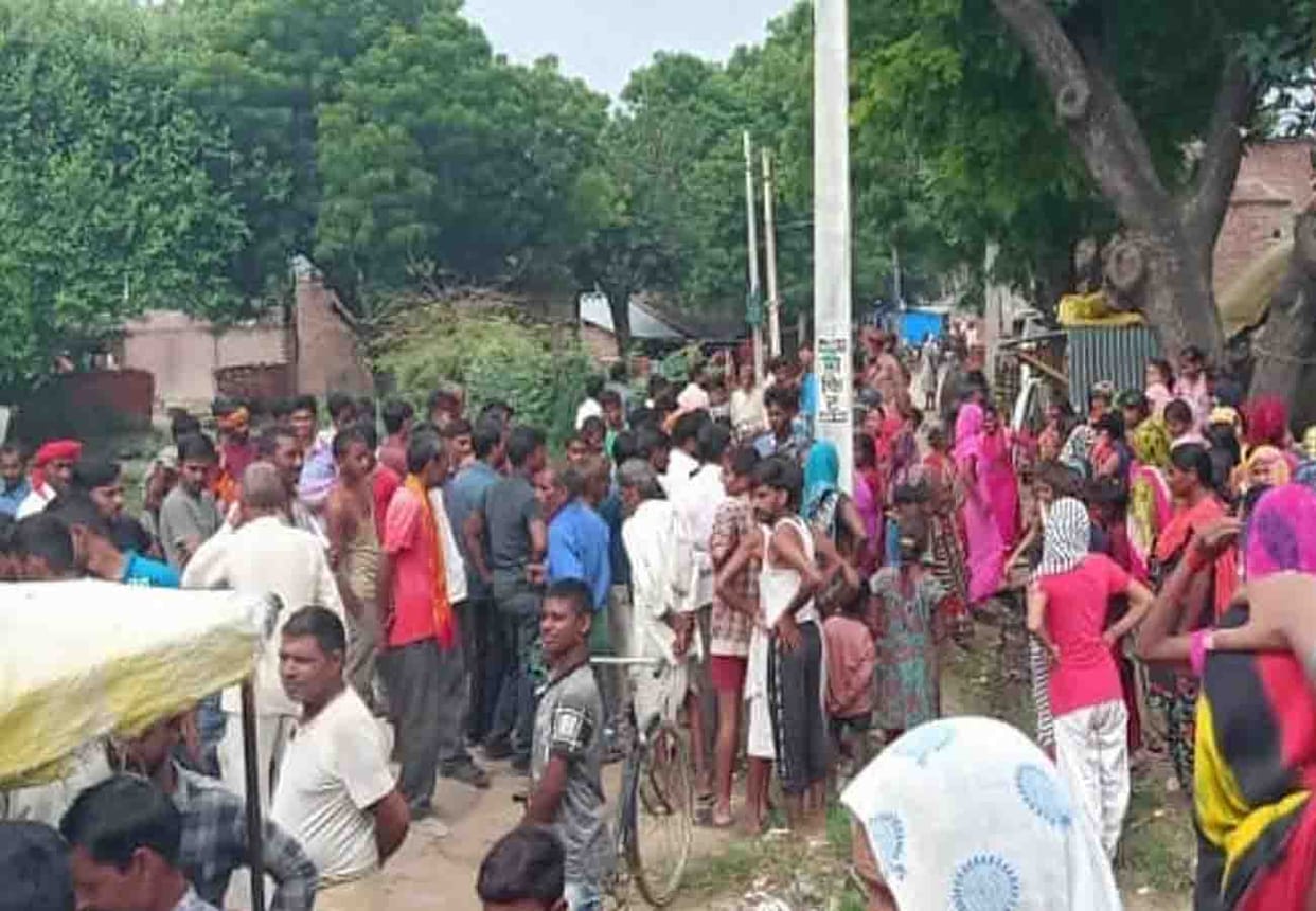 mob beating woman after spread the rumors of child thief in auraiya
