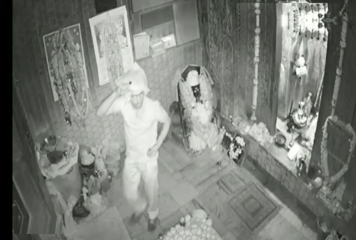 First took the blessings of the deity, then viciously stolen silver and cash from the temple