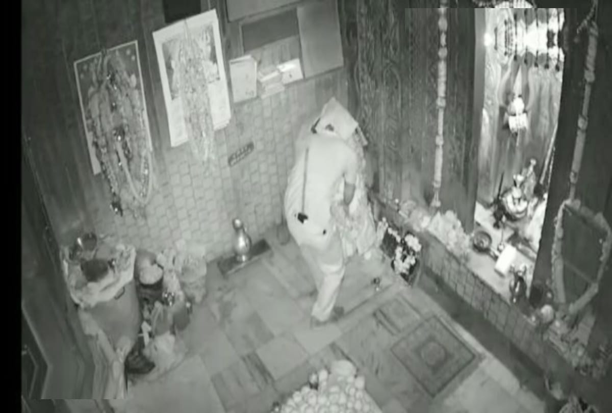 First took the blessings of the deity, then viciously stolen silver and cash from the temple