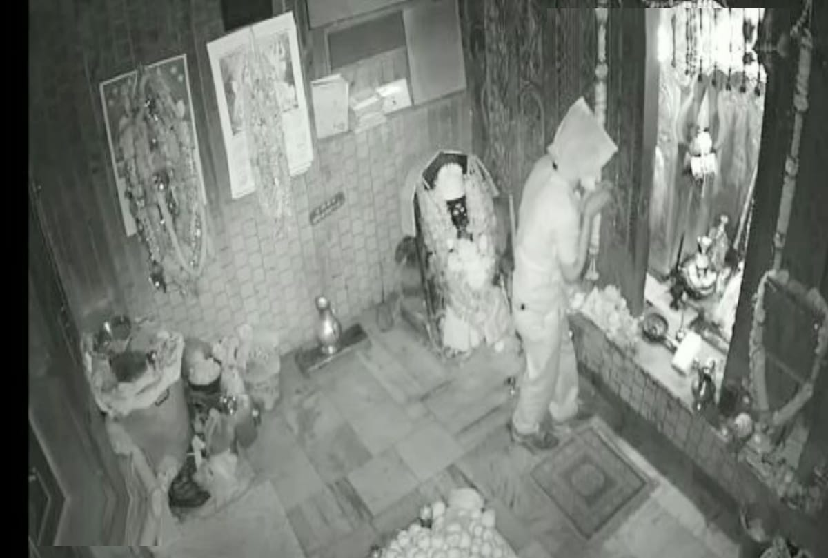 First took the blessings of the deity, then viciously stolen silver and cash from the temple