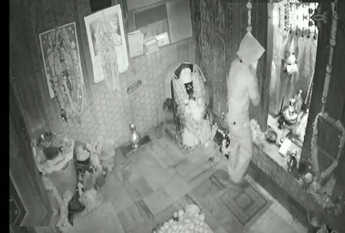 First took the blessings of the deity, then viciously stolen silver and cash from the temple
