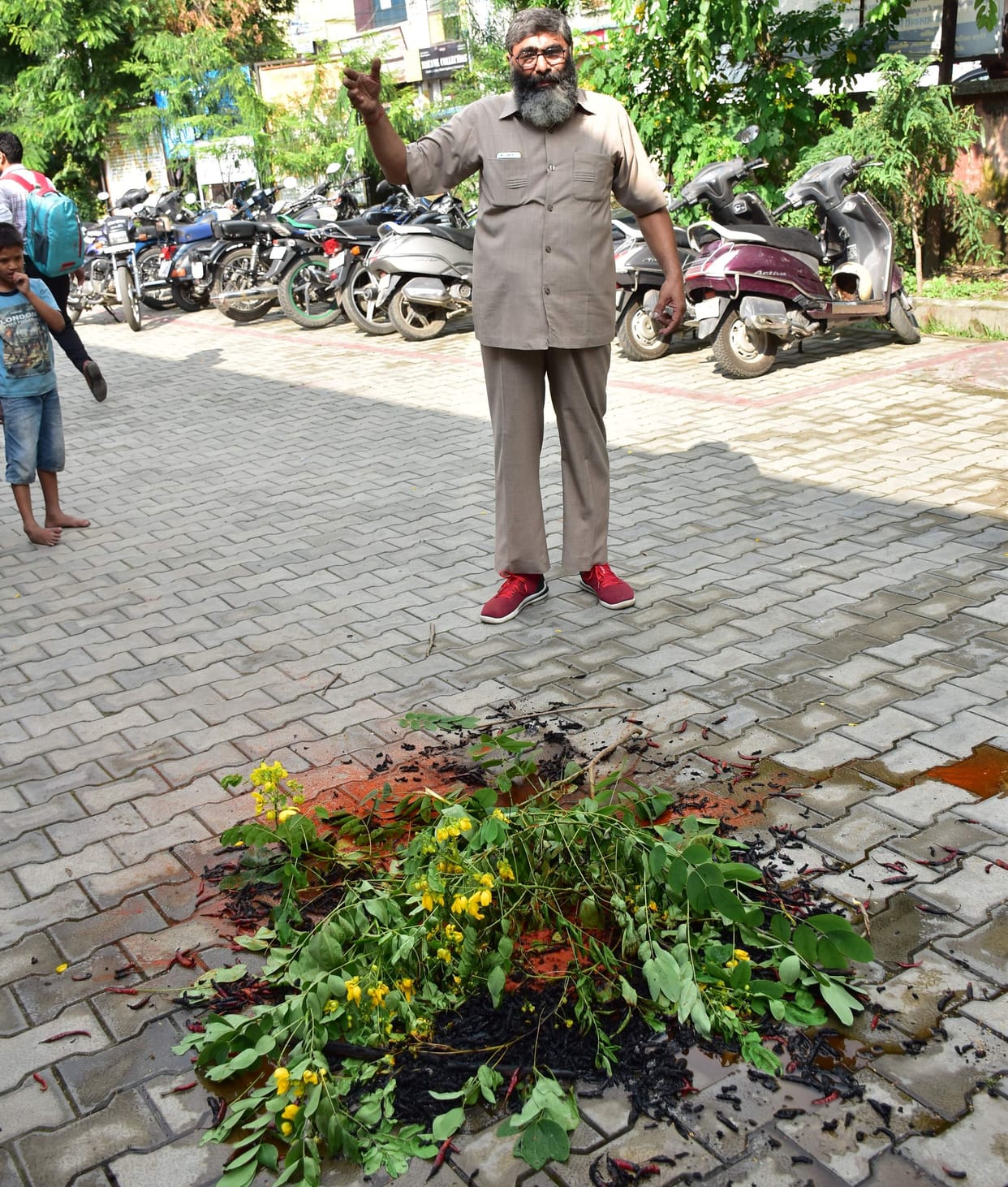Chilli burnt in SDM court, stampede