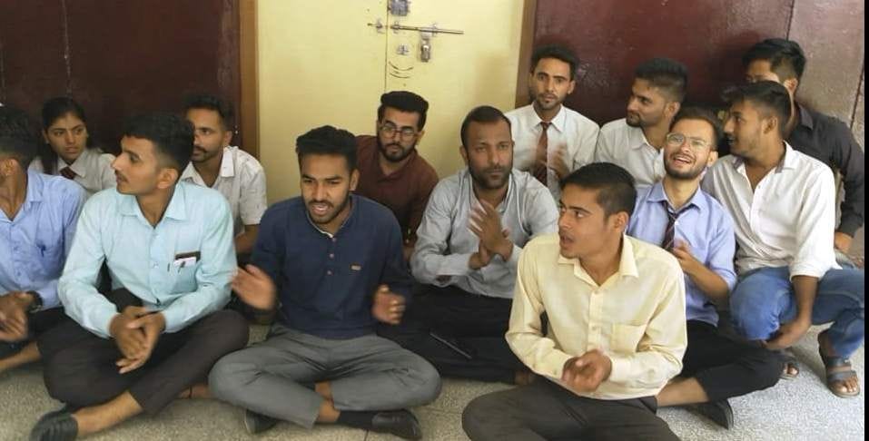 Students' union staged a sit-in demanding a seat increase