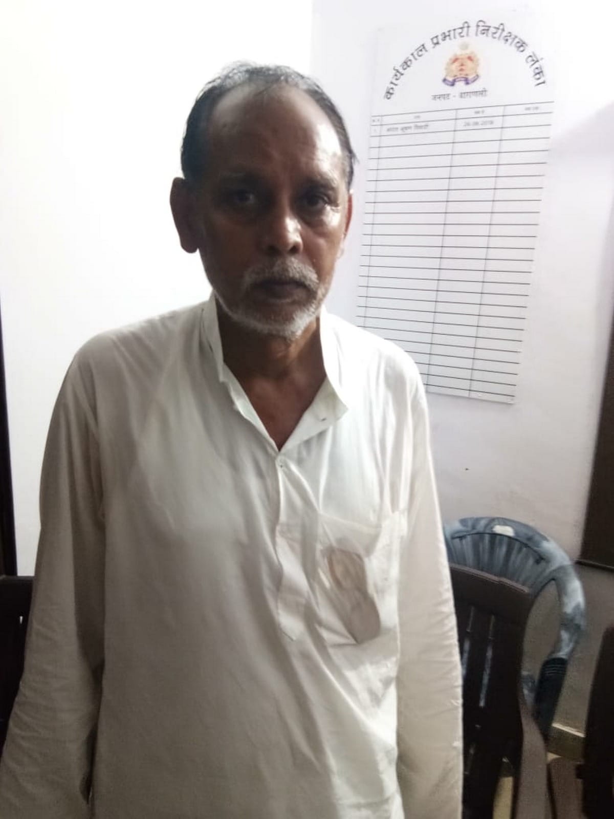 loot with old man of 30 thousend rupees throw tea on his kurta in lanka varanasi