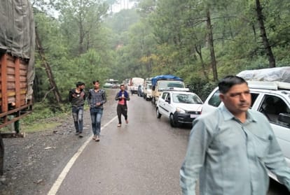 Truck stuck on Mandi-Pathankot highway, hundreds of vehicles stranded for nine hours