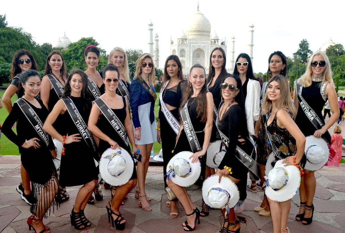 supermodels of 14 countries visits to the Taj Mahal