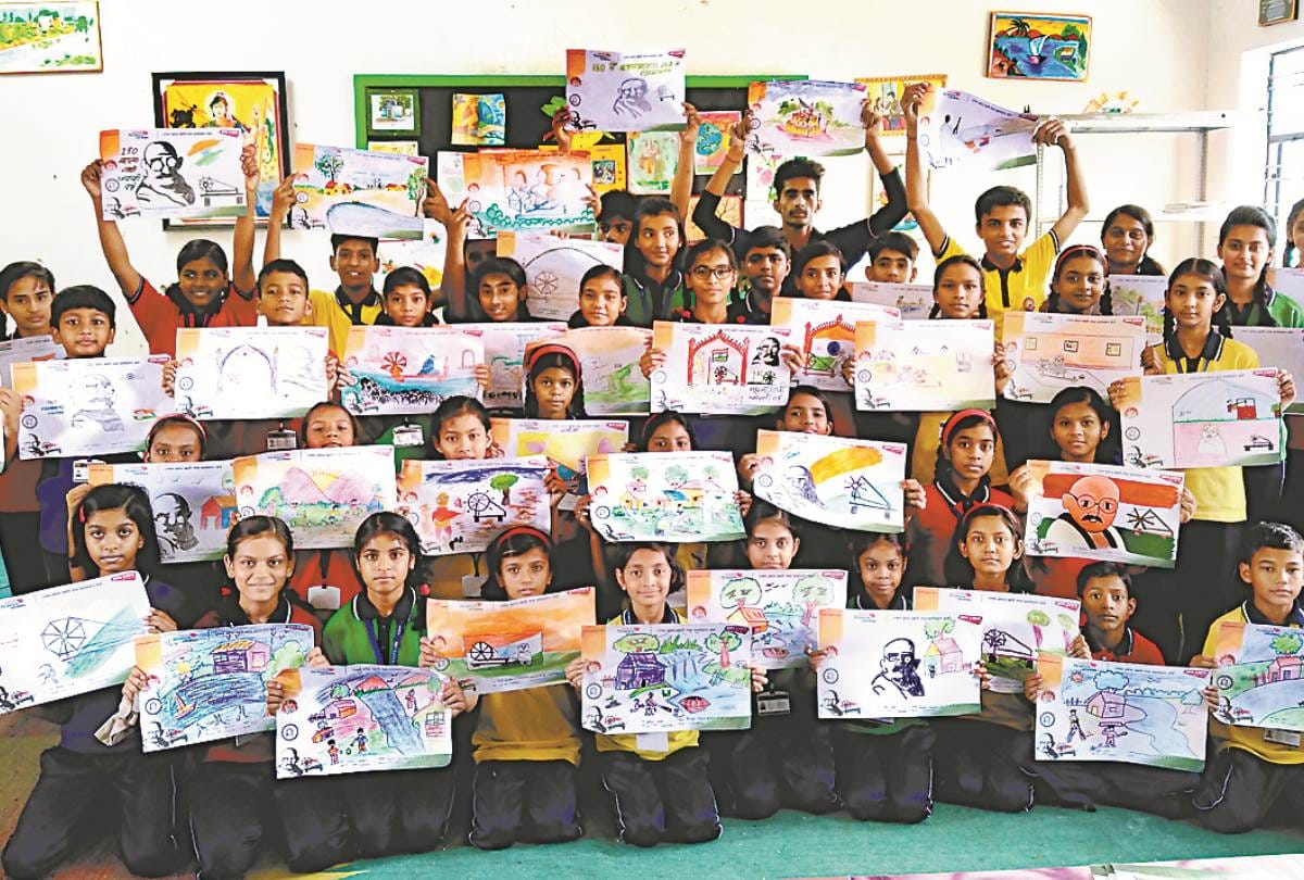 children painting exhibition organised by khadi dept and amar ujala