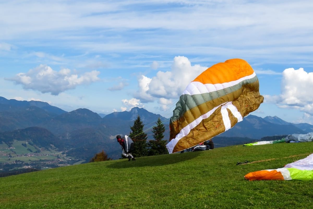 visit best spots for paragliding sports adventure in India