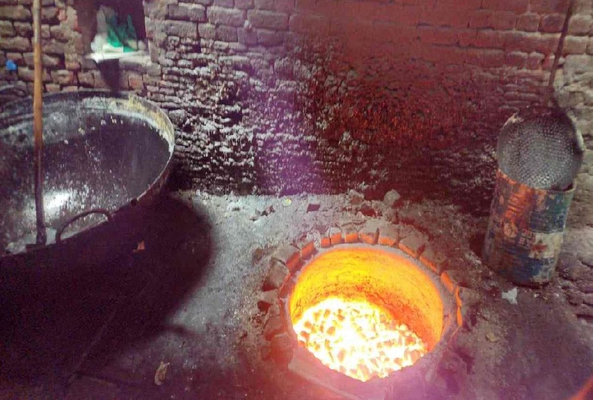 One lakh fine for burning coal in Petha factory in agra