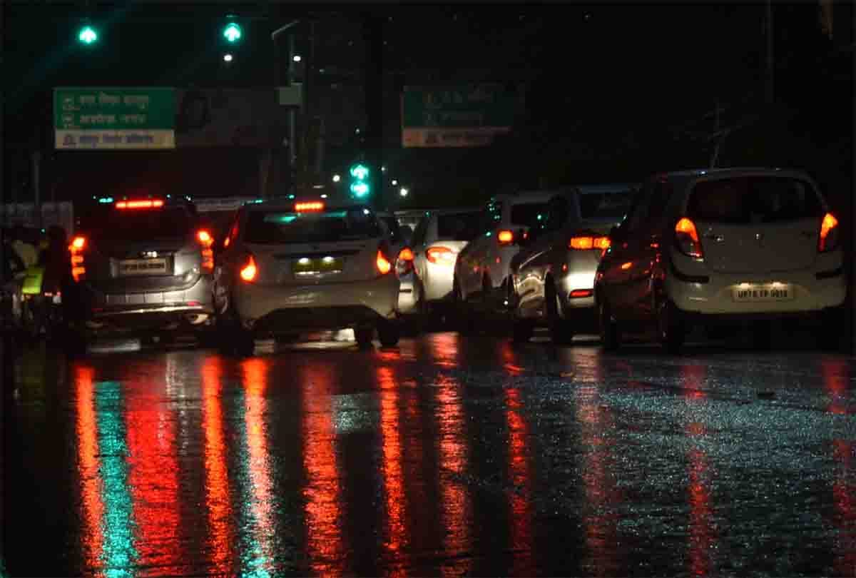delhi ncr and in whole north india heavy rainfall in some places flood like situation