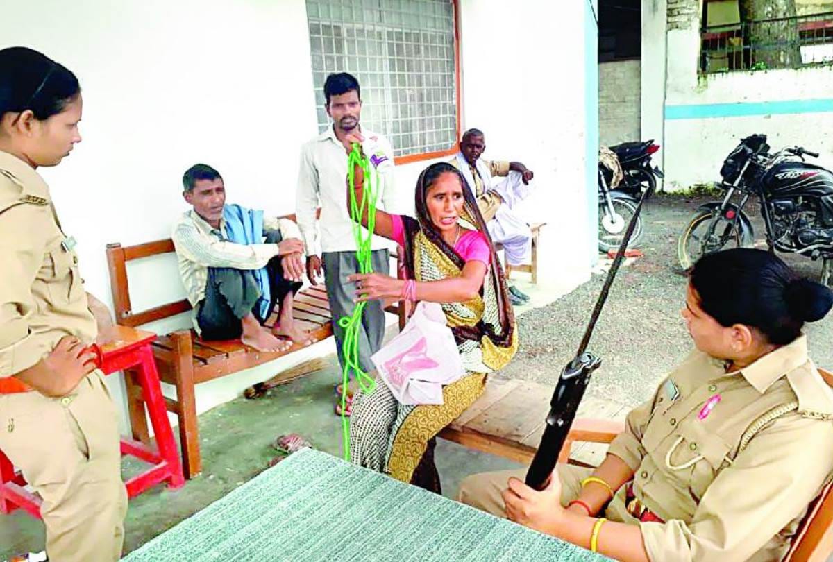 women attempt to suicide in police station in sitapur
