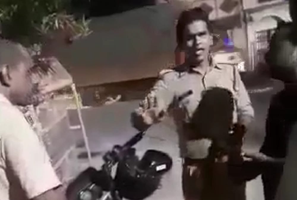 Sub Inspector imposed challan on chokha baati seller in Lucknow.