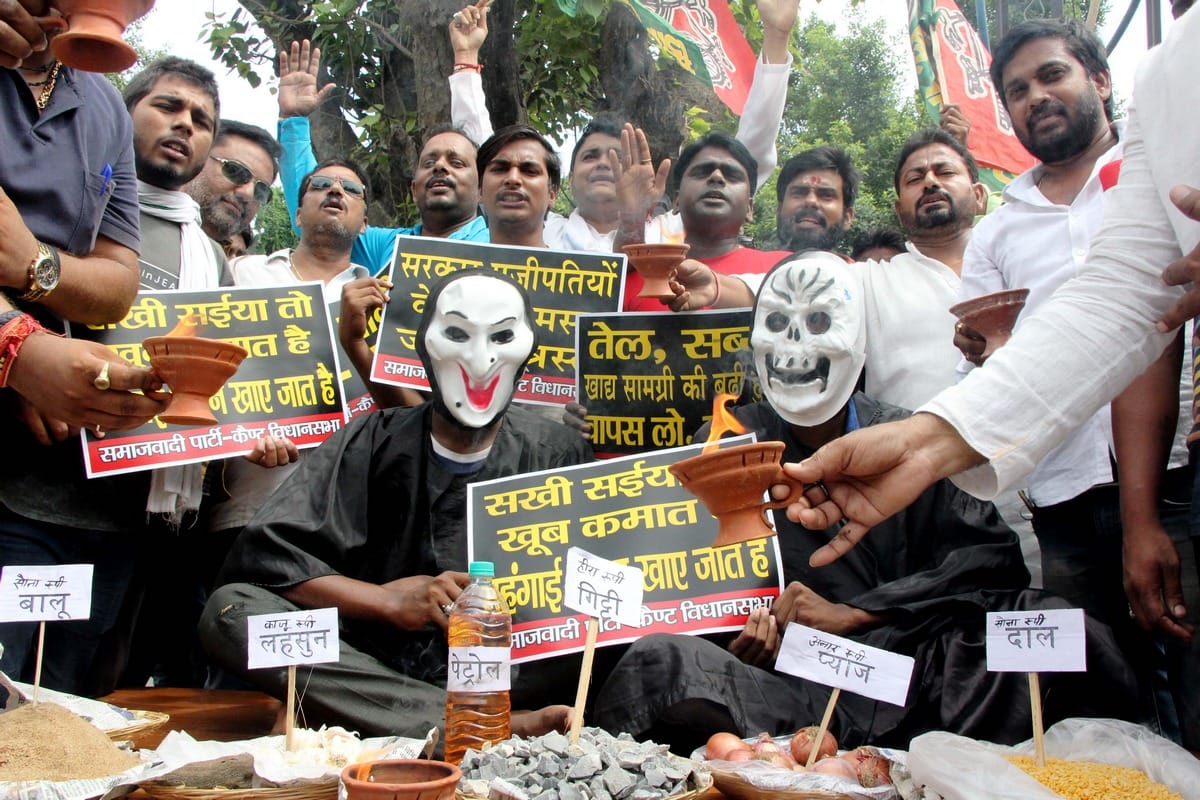 Samajwadi Party workers protest against aarti symbolic effigy of inflation in varanasi