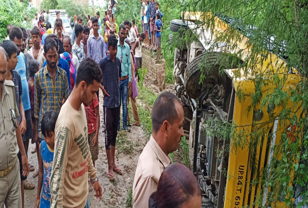 School Bus overturned in Mainpuri Children Safe Latest News in Hindi