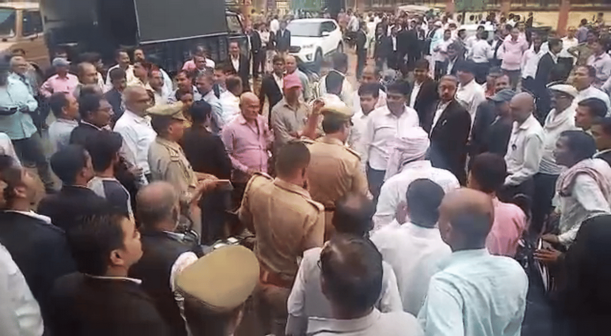 clash between lekhpal and Advocate during protest in robertsganj sonbhadra